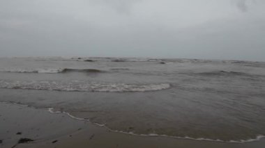 Gök gürültülü ve Kara Bulutlu Güzel Plaj 