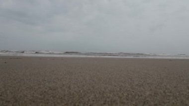 Gök gürültülü ve Kara Bulutlu Güzel Plaj 