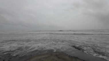 Okyanus Dalgaları Boş bir sahilde Kara Şimşek Fırtınalı Gökyüzü Yavaş Hareketli Deniz Burnu