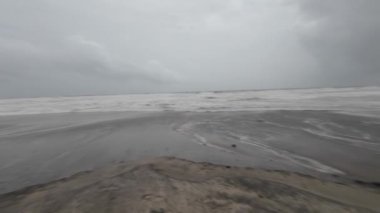 Okyanus Dalgaları Boş bir sahilde Kara Şimşek Fırtınalı Gökyüzü Yavaş Hareketli Deniz Burnu