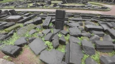 Harabe Kale 'deki Hasarlı Kaya Taşı 