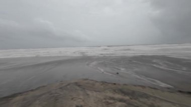 Okyanus Dalgaları Boş bir sahilde Kara Şimşek Fırtınalı Gökyüzü Yavaş Hareketli Deniz Burnu