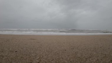 Okyanus Dalgaları Boş bir sahilde Kara Şimşek Fırtınalı Gökyüzü Yavaş Hareketli Deniz Burnu