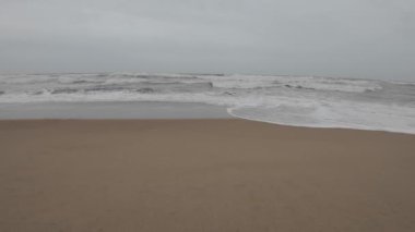 Okyanus Dalgaları Boş bir sahilde Kara Şimşek Fırtınalı Gökyüzü Yavaş Hareketli Deniz Burnu