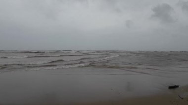 Gök gürültülü ve Kara Bulutlu Güzel Plaj 