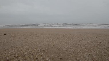 Okyanus Dalgaları Boş bir sahilde Kara Şimşek Fırtınalı Gökyüzü Yavaş Hareketli Deniz Burnu