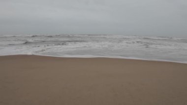 Okyanus Dalgaları Boş bir sahilde Kara Şimşek Fırtınalı Gökyüzü Yavaş Hareketli Deniz Burnu