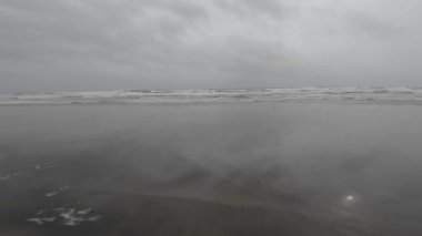 Gök gürültülü ve Kara Bulutlu Güzel Plaj 