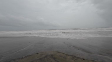 Okyanus Dalgaları Boş bir sahilde Kara Şimşek Fırtınalı Gökyüzü Yavaş Hareketli Deniz Burnu