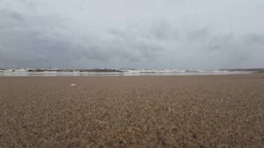 Gök gürültülü ve Kara Bulutlu Güzel Plaj 