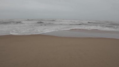 Okyanus Dalgaları Boş bir sahilde Kara Şimşek Fırtınalı Gökyüzü Yavaş Hareketli Deniz Burnu