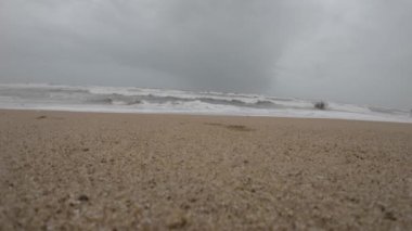 Okyanus Dalgaları Boş bir sahilde Kara Şimşek Fırtınalı Gökyüzü Yavaş Hareketli Deniz Burnu