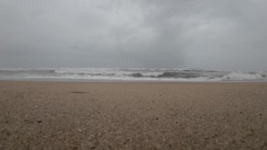 Okyanus Dalgaları Boş bir sahilde Kara Şimşek Fırtınalı Gökyüzü Yavaş Hareketli Deniz Burnu