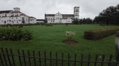 Büyük Beyaz Tarihi Kilise Düşük Açı Ön Görünümü