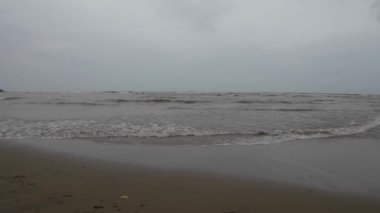 Gök gürültülü ve Kara Bulutlu Güzel Plaj 