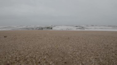 Okyanus Dalgaları Boş bir sahilde Kara Şimşek Fırtınalı Gökyüzü Yavaş Hareketli Deniz Burnu