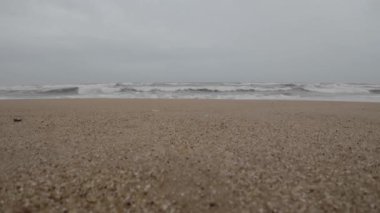 Okyanus Dalgaları Boş bir sahilde Kara Şimşek Fırtınalı Gökyüzü Yavaş Hareketli Deniz Burnu