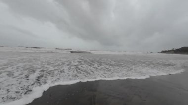 Gök gürültülü ve Kara Bulutlu Güzel Plaj 