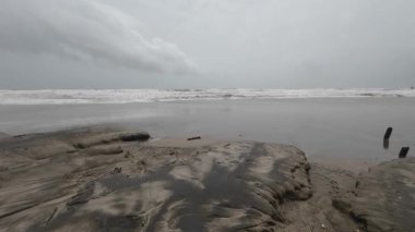 Okyanus Dalgaları Boş bir sahilde Kara Şimşek Fırtınalı Gökyüzü Yavaş Hareketli Deniz Burnu