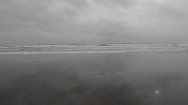 Gök gürültülü ve Kara Bulutlu Güzel Plaj 