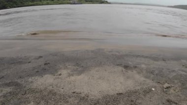 Yüzen Nehir Dağlarda Dalgalanıyor