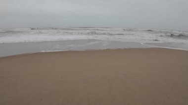 Yumuşak Yuvarlanan Dalgaların Yavaş Hareketleriyle Tropikal Plajın Denizi