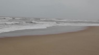 Yumuşak Yuvarlanan Dalgaların Yavaş Hareketleriyle Tropikal Plajın Denizi