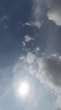 Mavi Gök Beyaz Yuvarlanan Bulutlar Zaman Çizelgesi Dikey Videosu