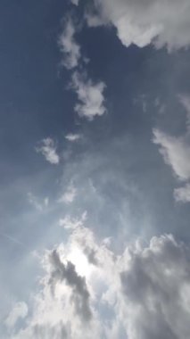 Mavi Gök Beyaz Yuvarlanan Bulutlar Zaman Çizelgesi Dikey Videosu