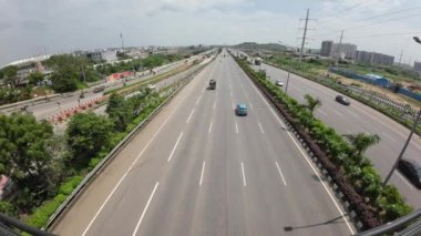 Gün içinde hareket eden araçlarla otoyol görünümünün üzerinde
