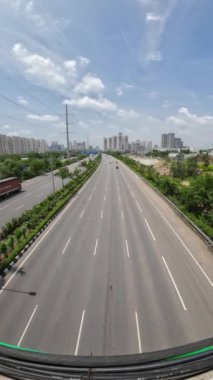 Otobanın Gündüz Dikey Videoda Hareket Eden Araçlarla Görünümü 'nün Üzerinde