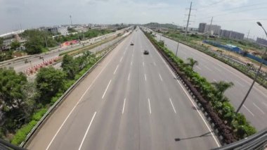 Gün içinde hareket eden araçlarla otoyol görünümünün üzerinde