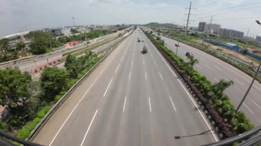 Otobanda Gündüz Dikey Videoda Yürüyen Araçlar Görünümünün Üzerinde 