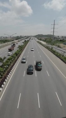 Otobanın Gündüz Dikey Videoda Hareket Eden Araçlarla Görünümü 'nün Üzerinde