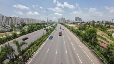 Gün içinde hareket eden araçlarla otoyol görünümünün üzerinde