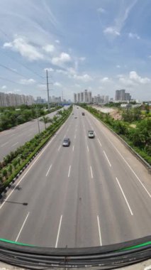 Otobanın Gündüz Dikey Videoda Hareket Eden Araçlarla Görünümü 'nün Üzerinde