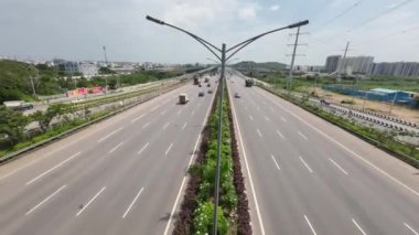 Gün içinde hareket eden araçlarla otoyol görünümünün üzerinde