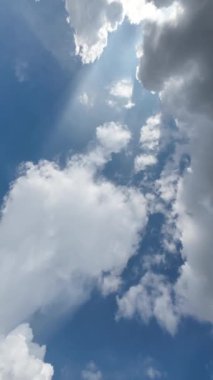 Pofuduk Beyaz Bulutlu Güzel Mavi Gökyüzü Dikey Zaman Videosu 
