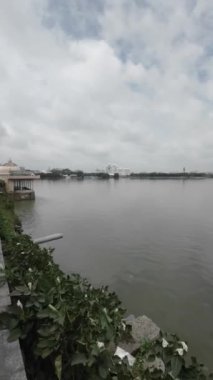 Beyaz Köşkü ve Buda Heykeli ile Şehrin ortasında Güzel Küçük Su Gölü