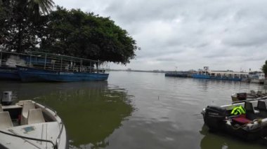 Su Gölü 'ne Küçük Tekneler Kenetlendi veya Park Edildi