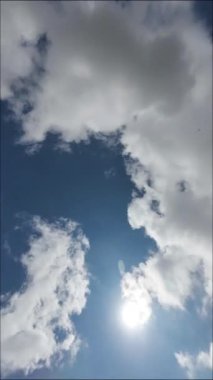Mavi Gök Beyaz Bulutları Güneş 'in Önünde Yuvarlanan Zaman Bulutları Gündüz-Dikey Video