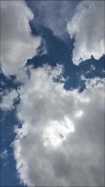 Mavi Gök Beyaz Bulutları Güneş 'in Önünde Yuvarlanan Zaman Bulutları Gündüz-Dikey Video
