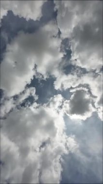 Mavi Gök Beyaz Bulutları Güneş 'in Önünde Yuvarlanan Zaman Bulutları Gündüz-Dikey Video