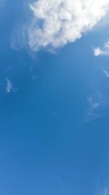 Mavi Gökyüzü Beyaz Kabarık Bulutlu Dikey Video Zaman Çizelgesi Gün Boyunca Güneşin Önünde