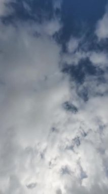 Mavi Gök Beyaz Bulutları Güneş 'in Önünde Yuvarlanan Zaman Bulutları Gündüz-Dikey Video