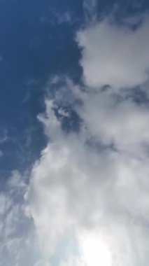 Mavi Gök Beyaz Bulutları Güneş 'in Önünde Yuvarlanan Zaman Bulutları Gündüz-Dikey Video