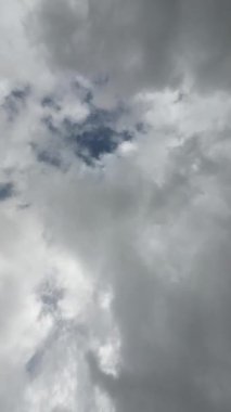 Mavi Gök Beyaz Bulutları Güneş 'in Önünde Yuvarlanan Zaman Bulutları Gündüz-Dikey Video