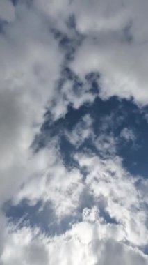 Mavi Gök Beyaz Bulutları Güneş 'in Önünde Yuvarlanan Zaman Bulutları Gündüz-Dikey Video