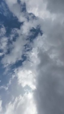 Mavi Gök Beyaz Bulutları Güneş 'in Önünde Yuvarlanan Zaman Bulutları Gündüz-Dikey Video