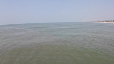 Okyanusun Sakin Suyu Işık Dalgalarıyla